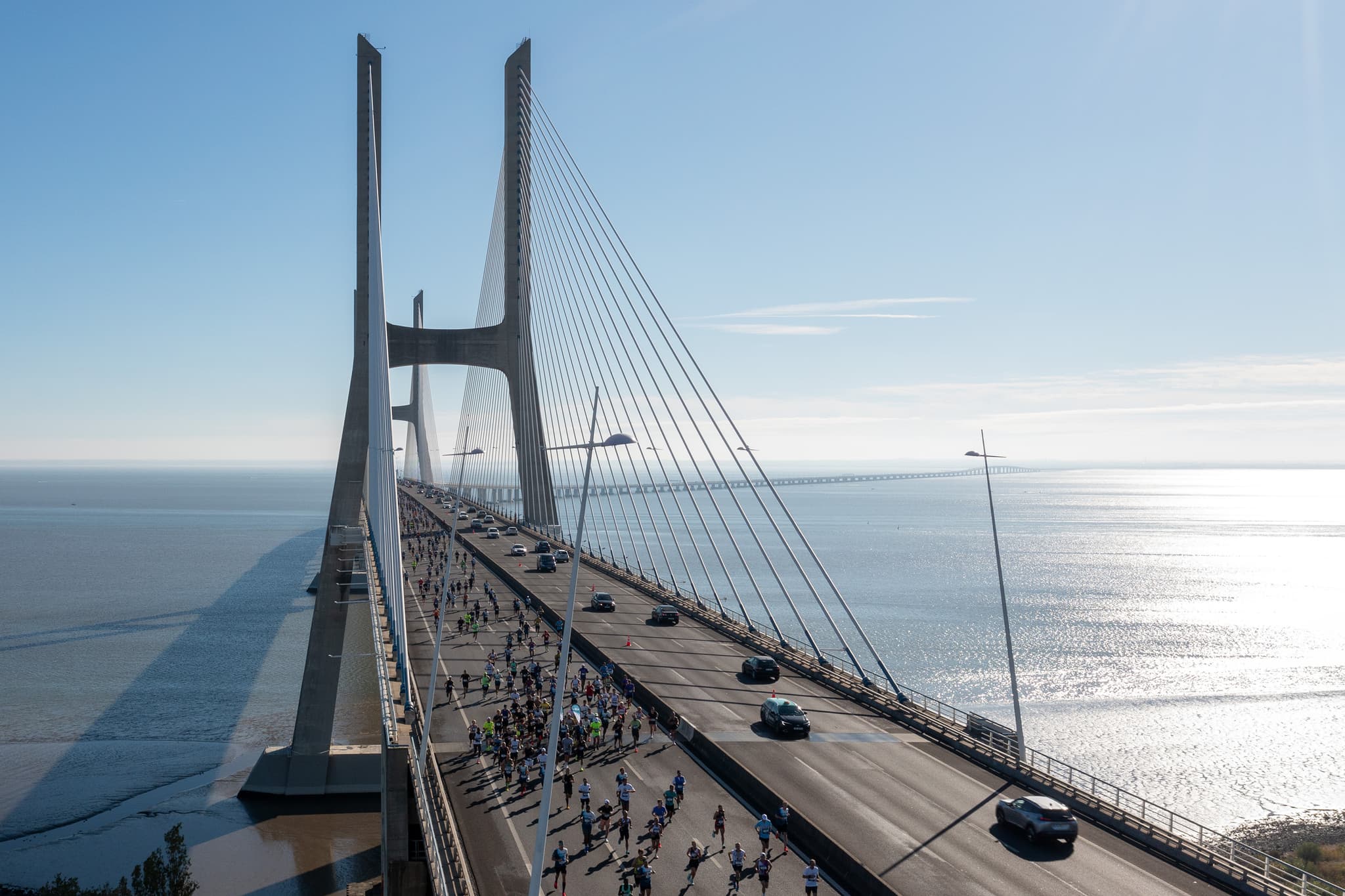 Runners crossing the 25 de Abril Bridge